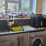 1 Bedroom Flat 27 Mins To London Victoria