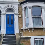 1 Bedroom Flat 27 Mins To London Victoria